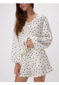Reserved - Muślinowe szorty ze wzorem - biały. Kolor: biały. Materiał: bawełna
