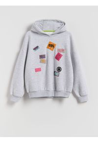 Reserved - Bluza z naszywkami - jasnoszary. Kolor: szary. Materiał: dzianina, bawełna. Wzór: aplikacja