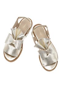 Złote Sandały Karino Stylowe Płaskie Obuwie Damskie. Okazja: na spacer, na imprezę. Zapięcie: pasek. Kolor: złoty. Materiał: skóra. Wzór: aplikacja. Sezon: lato. Obcas: na płaskiej podeszwie. Styl: elegancki #4