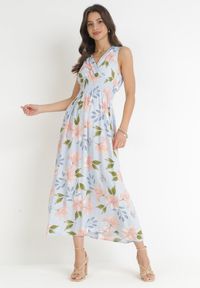 Born2be - Jasnoniebieska Sukienka Maxi z Gumką w Pasie i Kopertowym Dekoltem w Kwiaty Shreya. Kolor: niebieski. Wzór: kwiaty. Typ sukienki: kopertowe. Długość: maxi