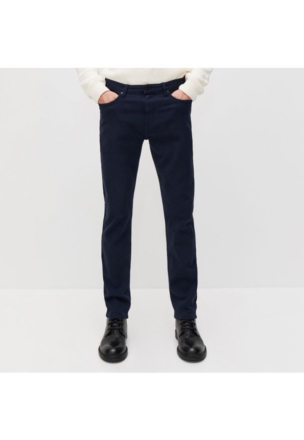 Reserved - Bawełniane spodnie slim - Granatowy. Kolor: niebieski. Materiał: bawełna