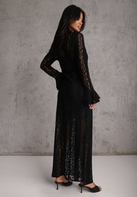 Renee - Czarna Taliowana Sukienka z Koronki Zdobiona Wiązaniem przy Szyi Terienna. Okazja: na imprezę. Kolor: czarny. Materiał: koronka. Długość rękawa: na ramiączkach. Wzór: aplikacja, koronka. Sezon: lato. Typ sukienki: oversize #6