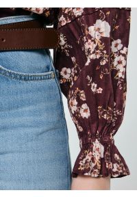 Big-Star - Bluzka damska z kwiatowym nadrukiem ciemnobrązowa Zala 804. Okazja: na co dzień. Typ kołnierza: kołnierz z falbankami, dekolt w kształcie V. Kolor: brązowy. Materiał: koronka. Wzór: kwiaty, nadruk. Styl: boho, casual #9