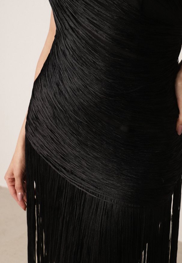 Born2be - Czarna Wieczorowa Sukienka na Ramiączkach z Ozdobnymi Frędzlami Vilinania. Okazja: na wesele, na ślub cywilny, na imprezę. Kolor: czarny. Długość rękawa: na ramiączkach. Typ sukienki: oversize. Styl: wizytowy