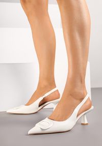 Renee - Białe Sandały na Szpilce Kaczuszce Slingback z Geometryczną Aplikacją Melanoriel. Nosek buta: otwarty. Kolor: biały. Wzór: aplikacja, geometria. Sezon: lato. Obcas: na szpilce. Wysokość obcasa: średni