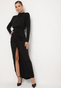 Born2be - Czarna Koktajlowa Sukienka o Dopasowanym Kroju z Marszczeniem Besiel. Kolor: czarny. Styl: wizytowy #1