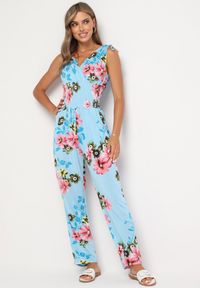 Born2be - Jasnoniebieski Kombinezon w Kwiaty z Trójkątnym Dekoltem i Troczkami na Ramionach Benan. Okazja: na co dzień. Kolor: niebieski. Wzór: kwiaty. Styl: casual, elegancki #1