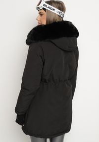 Born2be - Czarna Kurtka Dwustronna z Kapturem Parka z Pikowaną Podszewką Rinnelle. Okazja: do pracy. Typ kołnierza: kaptur. Kolekcja: plus size. Kolor: czarny. Materiał: jeans. Wzór: gładki. Sezon: jesień. Styl: elegancki #6