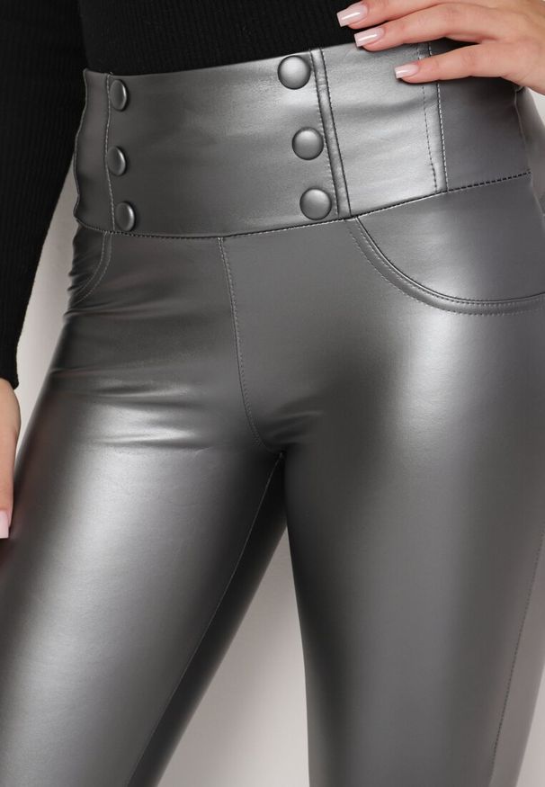 Born2be - Szare Legginsy z Ekoskóry Ocieplane z Efektem Push-Up Labrisa. Okazja: na co dzień. Stan: podwyższony. Kolor: szary. Materiał: materiał. Styl: casual, elegancki