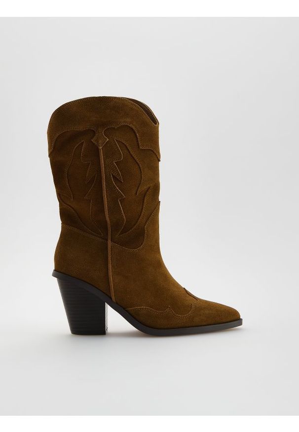 Reserved - Zamszowe botki kowbojki - brązowy. Kolor: brązowy. Materiał: zamsz