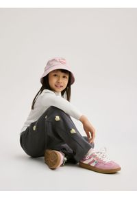 Reserved - Spodnie dresowe z brelokiem - ciemnoszary. Kolor: szary. Materiał: dresówka #1