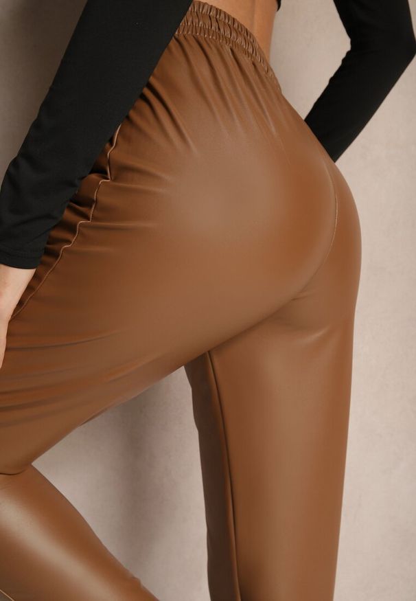 Renee - Brązowe Spodnie High Waist z Ekoskóry w Gumką w Talii Esaleira. Okazja: na co dzień. Stan: podwyższony. Kolor: brązowy. Styl: elegancki, casual