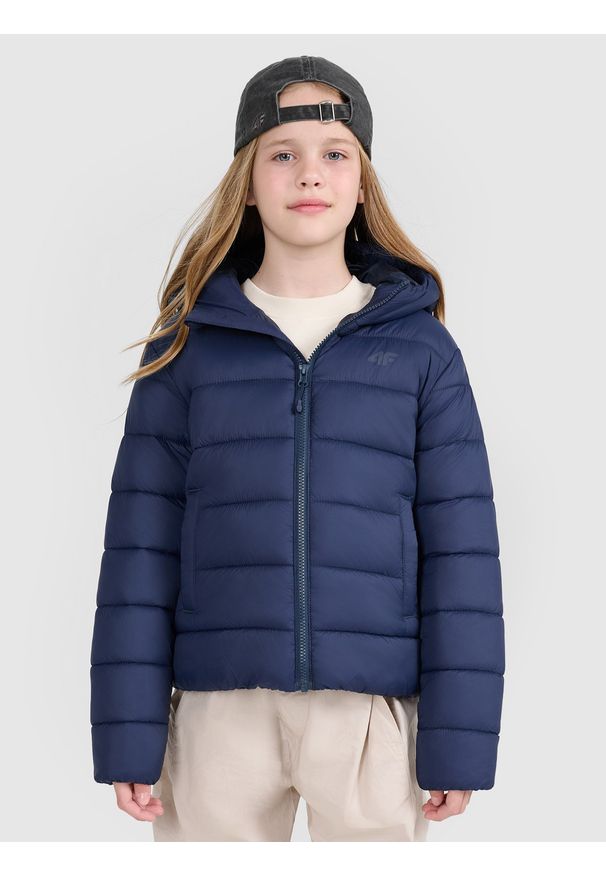 4f - 4F Kurtka puchowa z wypełnieniem syntetycznym dziecięca - granatowa 152 (11-12 lat). Okazja: na co dzień. Typ kołnierza: kaptur. Kolor: niebieski. Materiał: syntetyk, puch. Sezon: lato. Styl: casual, klasyczny, sportowy