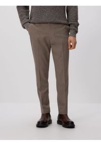 Reserved - Spodnie chino slim z wiskozą - brązowy. Kolor: brązowy. Materiał: wiskoza