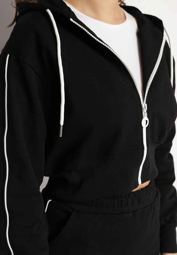 Born2be - Czarny Komplet ze Spódnicą Ołówkową i Krótką Bluzą z Kapturem Xordia. Kolor: czarny. Wzór: aplikacja