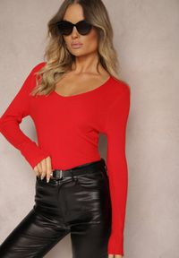Renee - Czerwony Sweter o Klasycznym Fasonie w Drobne Prążki Vorida. Typ kołnierza: dekolt w łódkę. Kolor: czerwony. Materiał: tkanina, jeans. Wzór: prążki. Styl: klasyczny