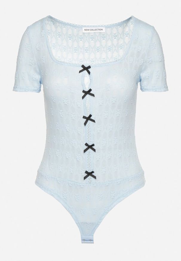 Born2be - Jasnoniebieskie Dopasowane Body z Tłoczonej Tkaniny Zdobione Wycięciami z Kokardkami Redelina. Okazja: na co dzień. Typ kołnierza: kokarda. Kolor: niebieski. Materiał: tkanina. Długość rękawa: krótki rękaw. Długość: krótkie. Wzór: aplikacja. Styl: casual, elegancki