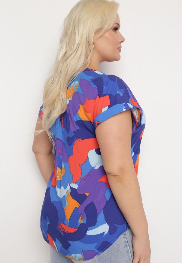 Born2be - Niebiesko-Pomarańczowa Bluzka z Wiskozy w Abstrakcyjny Wzór z Krótkimi Rękawami Zleria. Okazja: na co dzień. Kolekcja: plus size. Kolor: niebieski. Materiał: wiskoza. Długość rękawa: krótki rękaw. Długość: krótkie. Wzór: aplikacja. Styl: casual