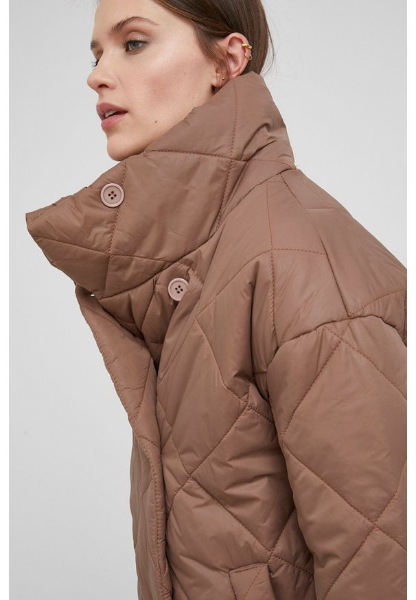 Answear Lab kurtka damska kolor brązowy zimowa. Okazja: na co dzień. Kolor: brązowy. Materiał: materiał. Wzór: gładki. Sezon: zima. Styl: wakacyjny
