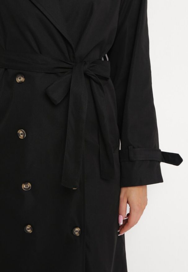 Born2be - Czarny Długi Płaszcz Trencz Dwurzędowy z Paskiem w Talii Cadenite. Typ kołnierza: kolnierz wykładany. Kolor: czarny. Długość: długie