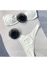 Intica - Bikini bez ramiączek z kwiatowym wzorem na lato Corella. Kolor: beżowy. Materiał: tkanina, materiał. Wzór: kwiaty