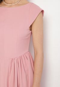 Born2be - Różowa Rozkloszowana Sukienka Vices z Dekoltem Typu Łódka Milasena. Okazja: na co dzień. Kolor: różowy. Materiał: jeans. Wzór: aplikacja. Typ sukienki: rozkloszowane. Styl: casual #5