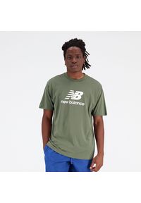 Koszulka męska New Balance MT31541DON – zielona. Kolor: zielony. Materiał: poliester, materiał, bawełna. Długość rękawa: krótki rękaw. Długość: krótkie. Wzór: napisy