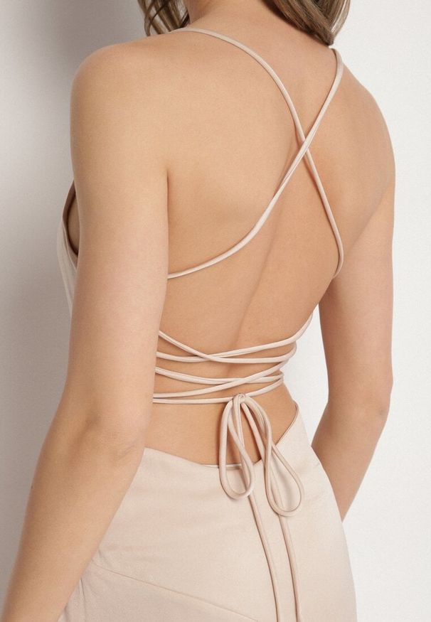 Born2be - Beżowa Asymetryczna Sukienka Vices z Odkrytymi Plecami i Gorsetowym Wiązaniem Natifalia. Typ kołnierza: dekolt gorset. Kolor: beżowy. Typ sukienki: asymetryczne, gorsetowe. Styl: elegancki