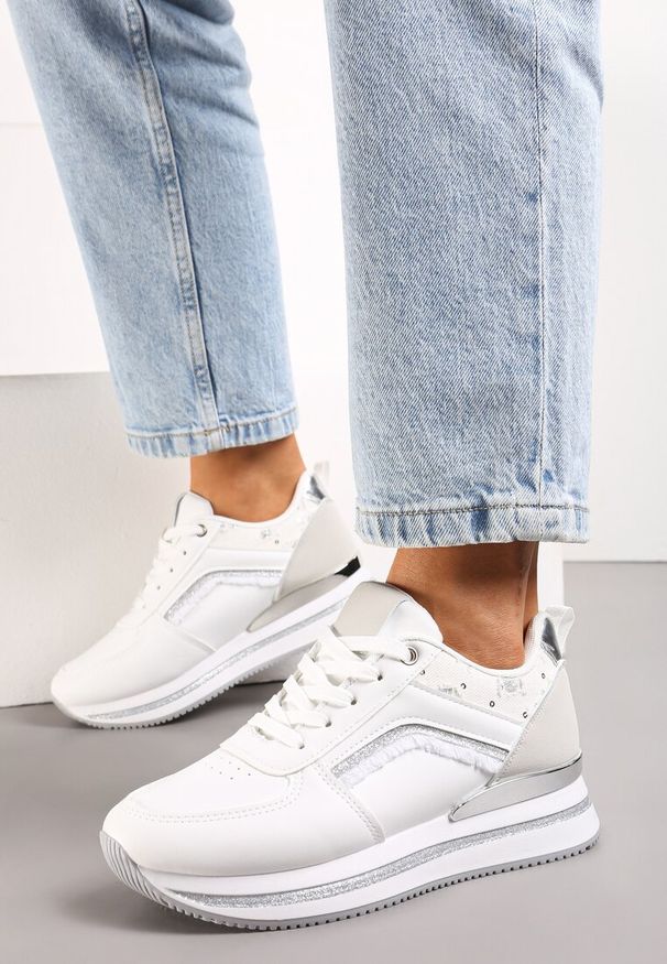 Renee - Białe Sznurowane Sneakersy na Grubej Podeszwie z Cekinami i Brokatem Zallie. Okazja: na co dzień. Zapięcie: pasek. Kolor: biały