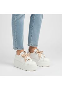 Sneakersy damskie Karino, cholewka ze skóry naturalnej gładkiej ozdobne sznurowanie z szerokimi wstążkami masywna podwyższona podeszwa zapewniająca s. Okazja: na co dzień. Zapięcie: sznurówki. Kolor: biały. Materiał: skóra. Szerokość cholewki: normalna. Wzór: gładki. Obcas: na platformie. Styl: elegancki, casual #3