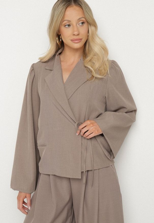 Born2be - Beżowa Marynarka z Szerokimi Rękawami i Asymetrycznym Wiązaniem Sanessia. Kolor: beżowy. Materiał: jeans. Styl: elegancki