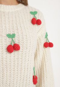 Born2be - Jasnobeżowy Sweter z Aplikacjami Wisienek o Klasycznym Fasonie Dintinnia. Okazja: na co dzień, na spotkanie biznesowe. Kolor: beżowy. Materiał: jeans. Długość rękawa: długi rękaw. Długość: długie. Wzór: aplikacja. Styl: klasyczny #5