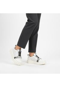 Sneakersy damskie Artiker cholewka ze skóry naturalnej licowej z perforowanym panelem bocznym i sznurowaniem uzupełnionym dekoracyjnym łańcuchem, bia. Kolor: biały. Materiał: skóra. Szerokość cholewki: normalna #1