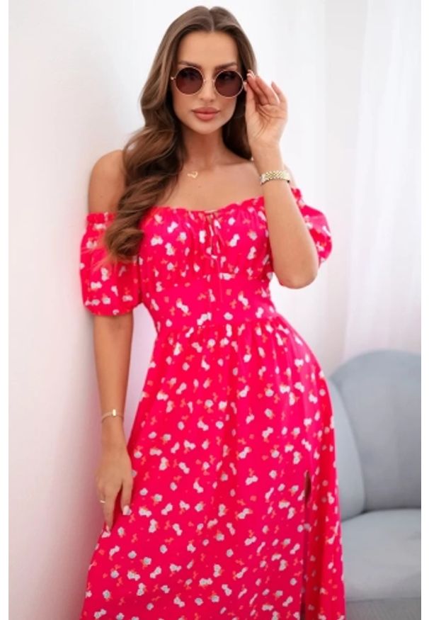 Kesi Włoski - Sukienka damska maxi w kwiaty z bufkami fuksja. Okazja: na spacer. Kolor: różowy. Materiał: materiał, poliester, elastan. Wzór: kwiaty. Sezon: lato. Typ sukienki: rozkloszowane. Styl: wakacyjny. Długość: maxi