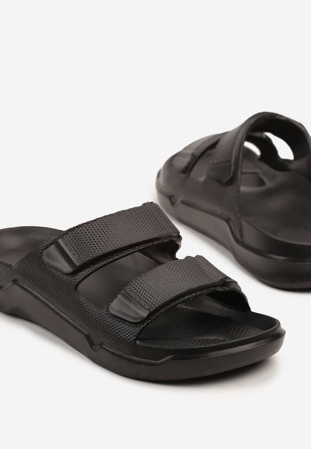 Born2be - Czarne Klapki z Tłoczeniem i Dwoma Paskami Sopelara. Okazja: na co dzień, na spacer. Kolor: czarny. Styl: casual