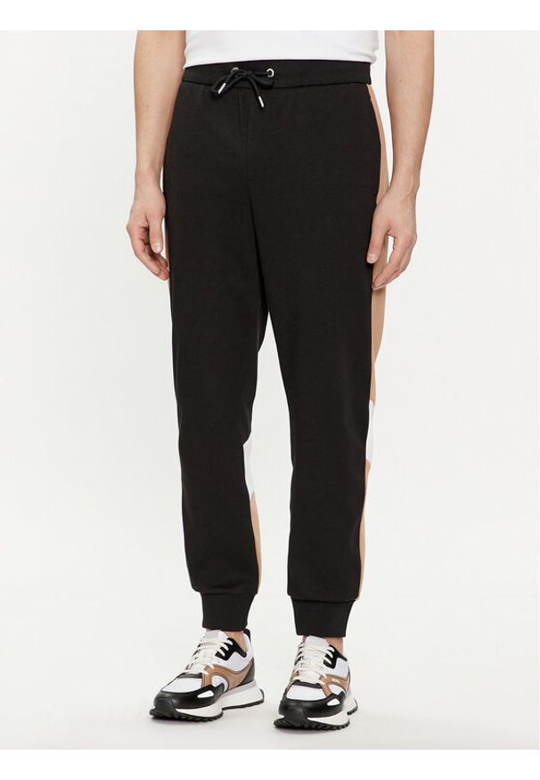 BOSS - Boss Spodnie dresowe Larsen 50512678 Czarny Regular Fit. Kolor: czarny. Materiał: bawełna, syntetyk