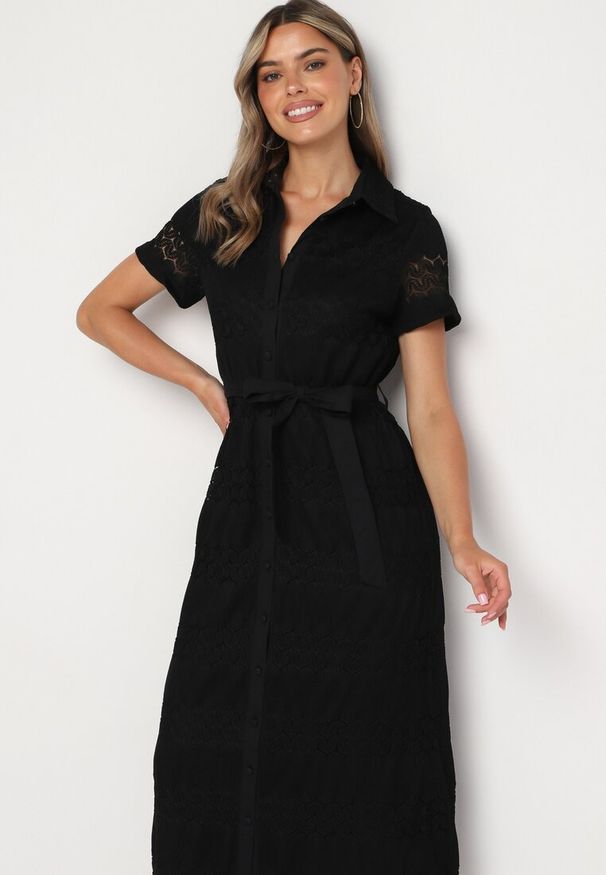 Born2be - Czarna Koszulowa Sukienka na Guziki z Ażurowym Wzorem Wiązana Paskiem Klarevia. Okazja: do pracy. Kolor: czarny. Materiał: tkanina, skóra. Wzór: ażurowy. Sezon: wiosna, lato. Typ sukienki: koszulowe. Styl: elegancki, klasyczny