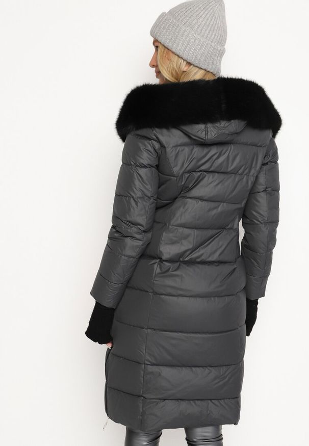 Born2be - Szara Długa Kurtka Pikowana z Futrzanym Kołnierzem z Możliwością Odpięcia Neavith. Okazja: na co dzień. Kolor: szary. Materiał: futro. Długość rękawa: długi rękaw. Długość: długie. Styl: klasyczny, casual, elegancki