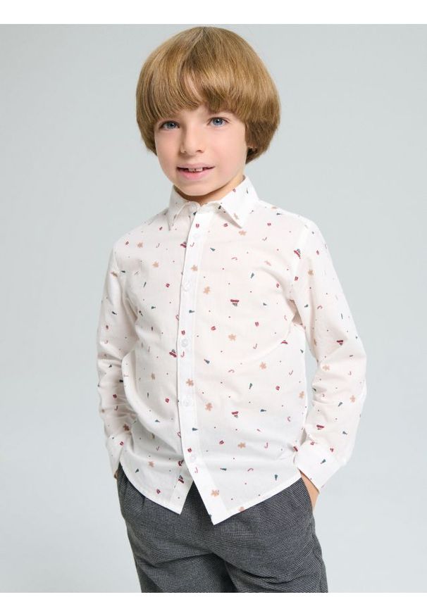 Sinsay - Bawełniana koszula z motywem świątecznym - biały. Kolor: biały. Materiał: bawełna. Styl: wizytowy