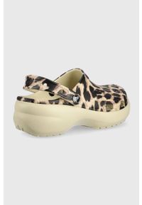 Crocs klapki Classic Platform Animal Remix Clog 207844. Nosek buta: okrągły. Kolor: brązowy. Materiał: materiał. Obcas: na platformie #5