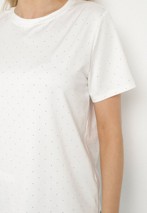 Born2be - Biały T-shirt z Wiskozą i Cyrkoniami Sanistria. Okazja: na spacer, na co dzień. Kolor: biały. Materiał: wiskoza. Styl: klasyczny, casual