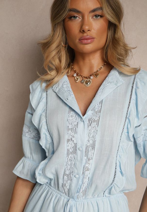 Renee - Jasnoniebieski Wiskozowy Kombinezon z Lnem w Rustykalnym Stylu z Koronką i Falbanami Linulia. Okazja: na co dzień. Kolor: niebieski. Materiał: len, wiskoza, koronka. Wzór: koronka. Sezon: lato. Styl: elegancki, casual