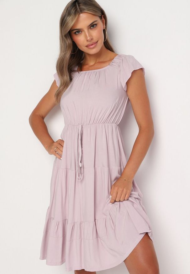 Born2be - Różowa Rozkloszowana Sukienka w Hiszpańskim Stylu z Gumką w Pasie Yemvia. Okazja: na co dzień. Typ kołnierza: dekolt hiszpanka. Kolor: różowy. Materiał: wiskoza, jeans, bawełna, materiał. Sezon: lato. Typ sukienki: proste. Styl: casual, elegancki