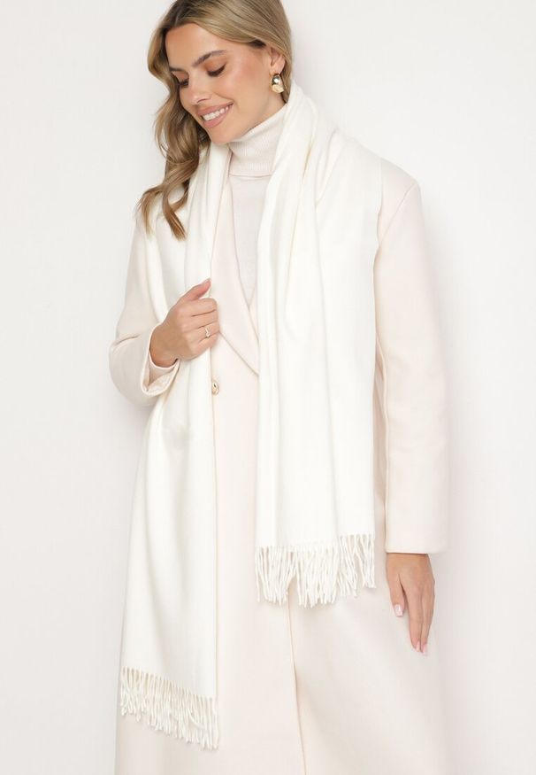 Born2be - Biały Szalik z Bawełną i Wiskozą Ozdobiony Frędzlami Siadortia. Okazja: na co dzień, na spotkanie biznesowe. Kolor: biały. Materiał: bawełna, wiskoza. Wzór: aplikacja. Styl: biznesowy, casual, elegancki, klasyczny