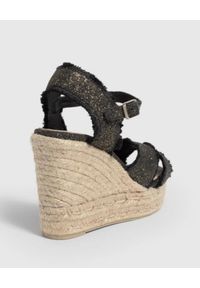 Castañer - CASTANER - Czarne sandały na kotunie Bromelia. Kolor: czarny. Materiał: bawełna. Obcas: na koturnie