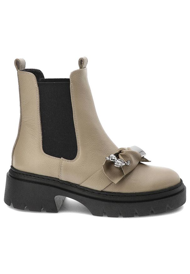 Beżowe Botki Karino Modne Obuwie Damskie. Zapięcie: klamry. Kolor: beżowy. Materiał: skóra. Wzór: gładki