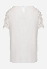 Born2be - Biała Bluzka Ozdobiona Ażurowymi Rękawkami Kelnila. Okazja: na co dzień, do pracy. Kolor: biały. Materiał: jeans. Długość rękawa: krótki rękaw. Długość: długie. Wzór: ażurowy, aplikacja. Styl: casual, klasyczny, elegancki #3