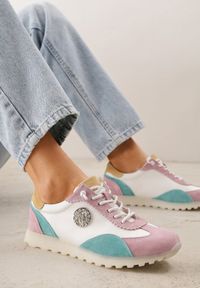 Renee - Biało-Fioletowe Sneakersy ze Skóry Naturalnej Ozdobione Metaliczną Aplikacją Tidina. Zapięcie: sznurówki. Kolor: biały. Materiał: skóra. Wzór: aplikacja. Sezon: wiosna #1