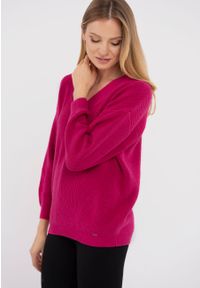 Volcano - Sweter oversize S-VIDA. Typ kołnierza: dekolt w serek. Materiał: prążkowany, bawełna, akryl. Wzór: ze splotem #1