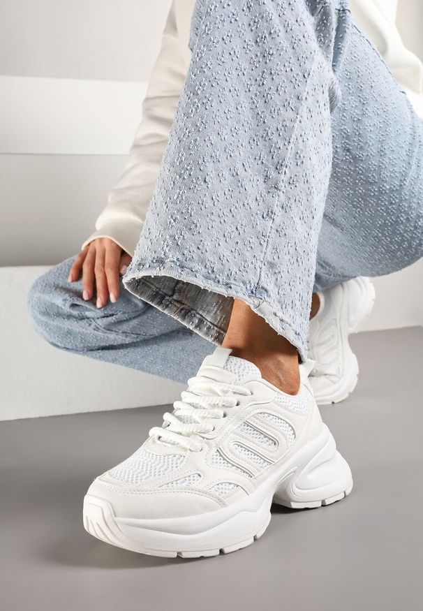 Renee - Białe Sneakersy na Platformie z Tłoczeniem z Geometrycznym Motywem Delothiel. Okazja: na co dzień. Kolor: biały. Materiał: jeans. Wzór: geometria. Obcas: na platformie